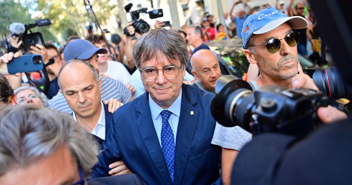 À Barcelone, Carles Puigdemont réapparaît “comme sorti d’un haut-de-forme” puis redisparaît