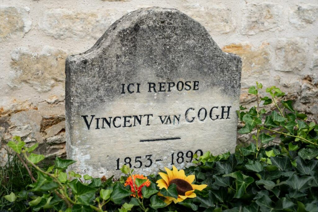 Après avoir creusé autour de la tombe de Van Gogh, un artiste biélorusse visé par une procédure d’expulsion