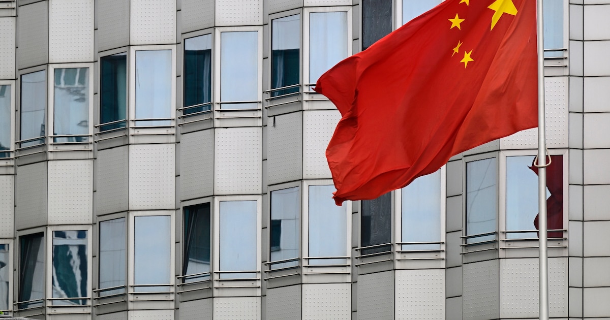 Le drapeau chinois devant l'ambassade de Chine à Berlin, le 22 avril 2024