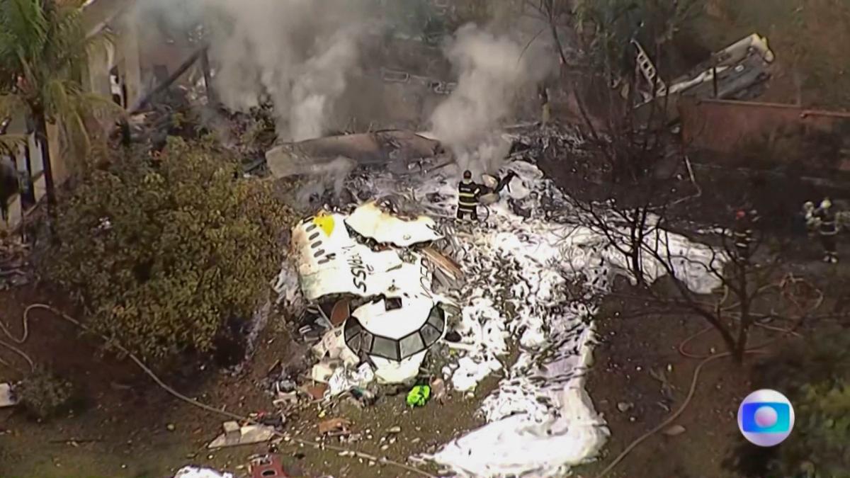 Flugzeug stürzt in Brasilien über Wohngebiet ab – Alle 61 Insassen tot