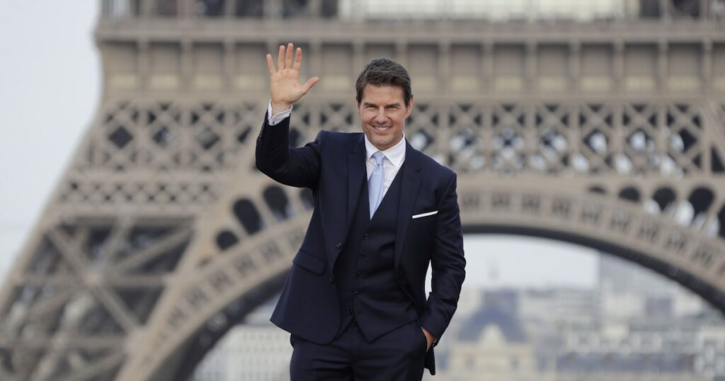 L'acteur américain Tom Cruise devant la Tour Eiffel à Paris, le 12 juillet 2018