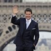 L'acteur américain Tom Cruise devant la Tour Eiffel à Paris, le 12 juillet 2018