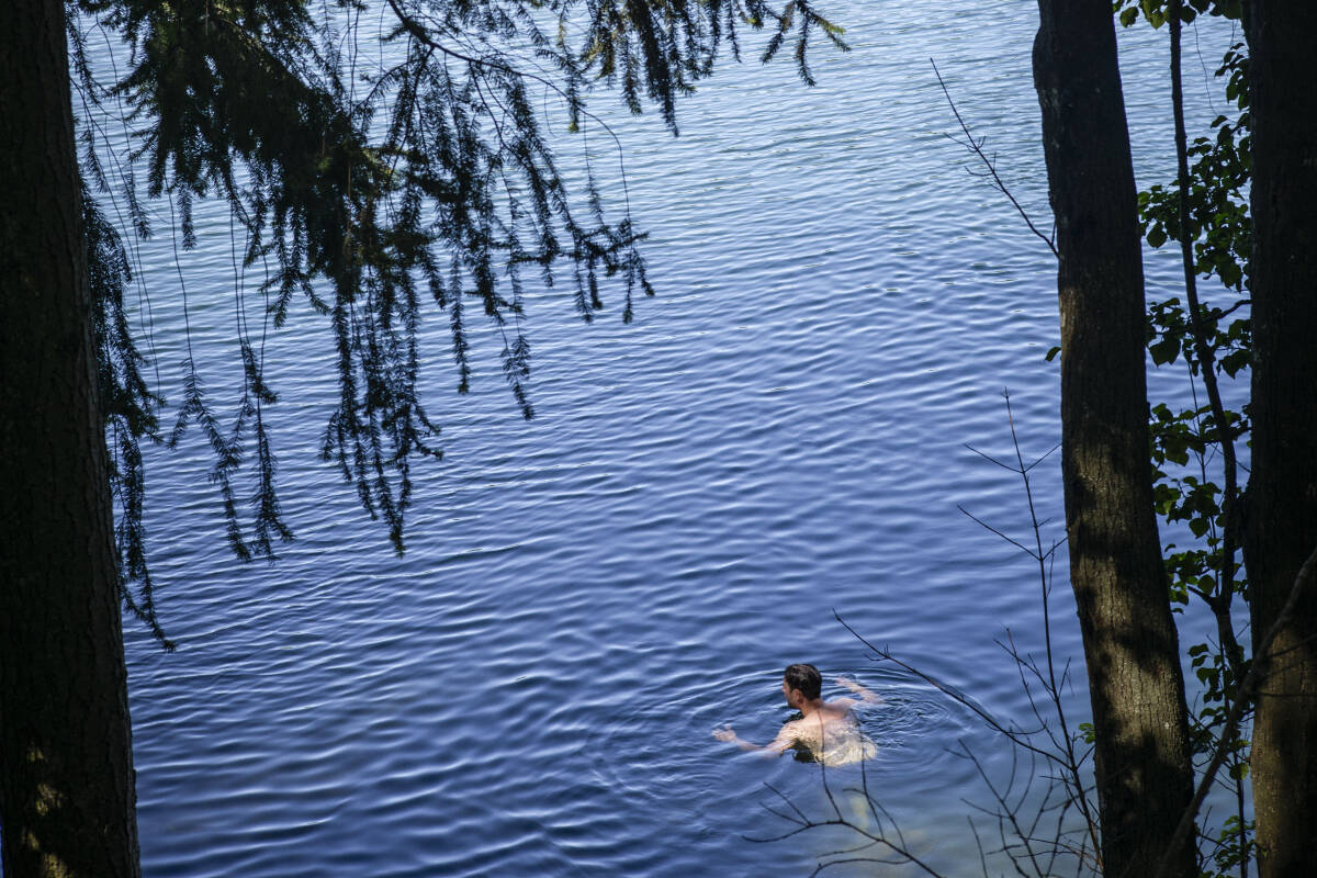 Faire des brasses dans un lac de cratère en Auvergne… et sous le parrainage de Guy de Maupassant