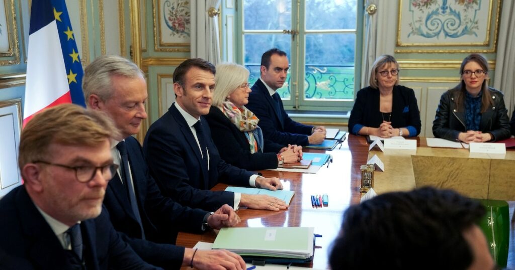 Le président Emmanuel Macron (3e g) lors du premier Conseil des ministres du nouveau gouvernement de Gabriel Attal, le 12 janvier 2024 à l'Elysée, à Paris