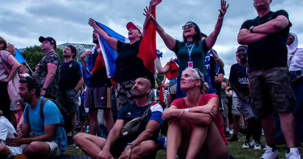 La foule est en délire pour la victoire de l'équipe de France de judo en finale olympique dans la fanzone du Club France Villette à Paris, France, le 3 août 2024. (Photo d'Andrea Savorani Neri/NurPhoto)