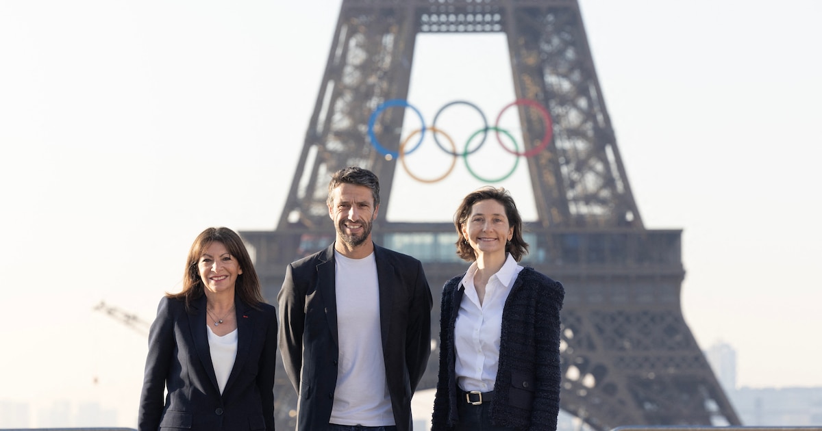 La maire de Paris Anne Hidalgo, le président du Cojo Tony Estanguet et la ministre des Sports et des Jeux olympiques Amélie Oudéa-Castéra, devant la tour Eiffel.