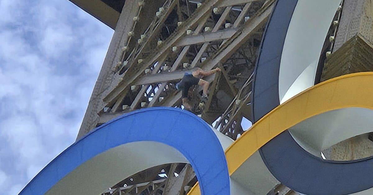 L’impressionnante escalade à mains nues de la Tour Eiffel d’un homme de nationalité britannique