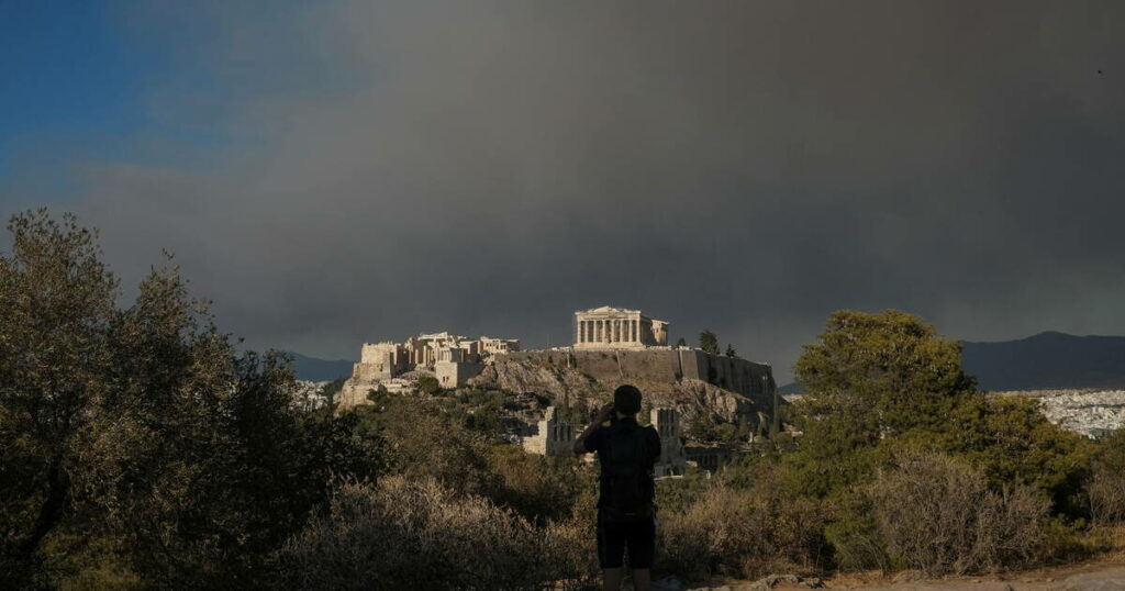 En Grèce, Athènes entourée par les flammes, évacuation de la ville historique de Marathon