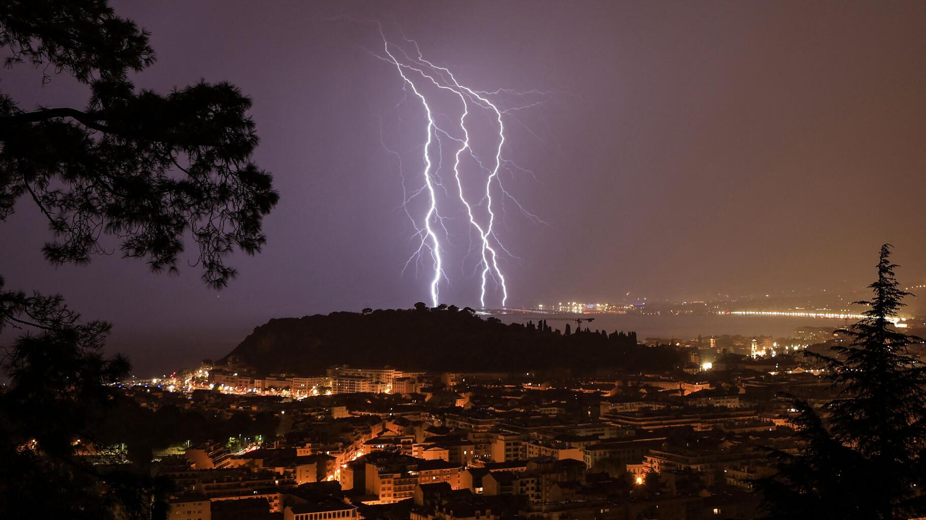 Orages : Météo France place trois départements en vigilance orange pour la journée de mardi