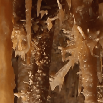 Grottes de Maxange : une stalactite vieille de milliers d’années dégradée