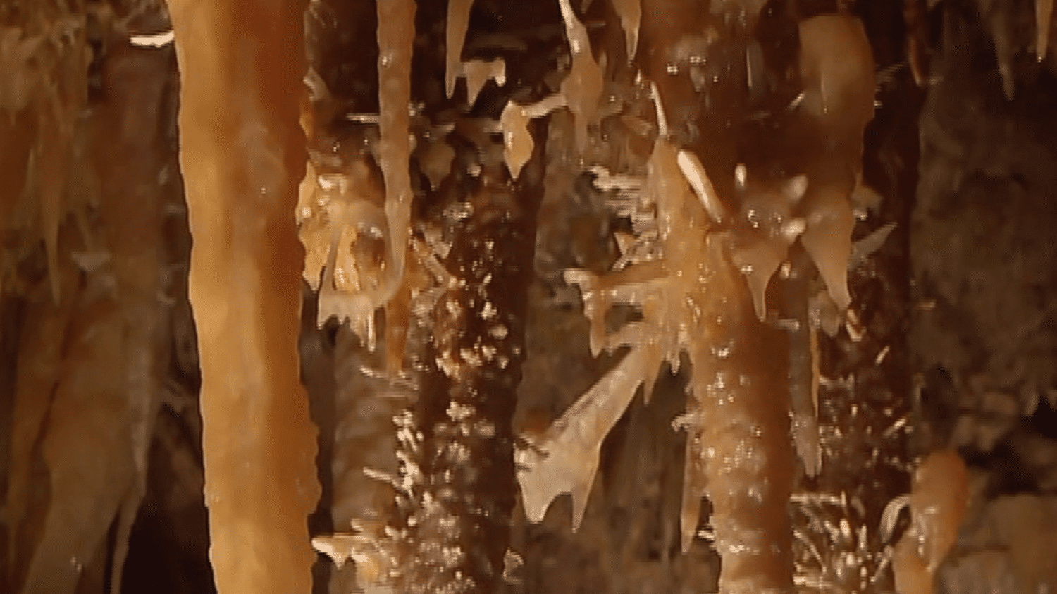 Grottes de Maxange : une stalactite vieille de milliers d’années dégradée