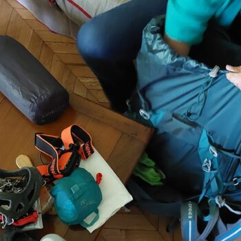 "Tout chargé, il doit être à 13 kilos", assure Cécile qui prépare son sac à dos avant une longue randonnée dans les Alpes