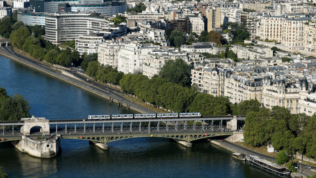 JO de Paris : la passerelle du pont de Bir-Hakeim, qui menace de s’effondrer, fermée de toute urgence