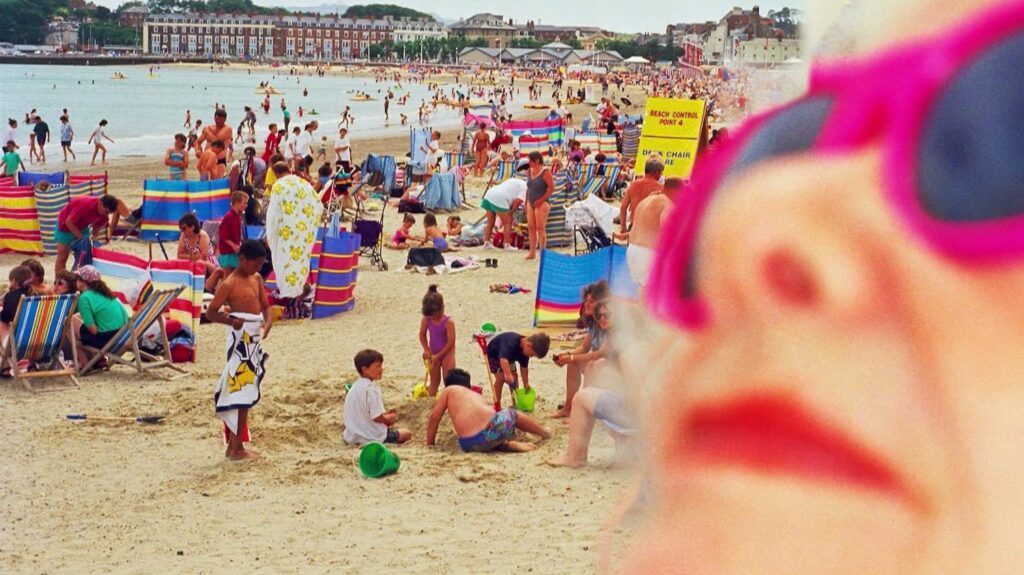 Photographie : les plages inspirent les clichés engagés de Martin Parr