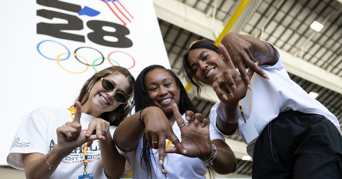 Des Californiennes venues accueillir le drapeau olympique à l'aéroport de Los Angeles, le 12 août 2024