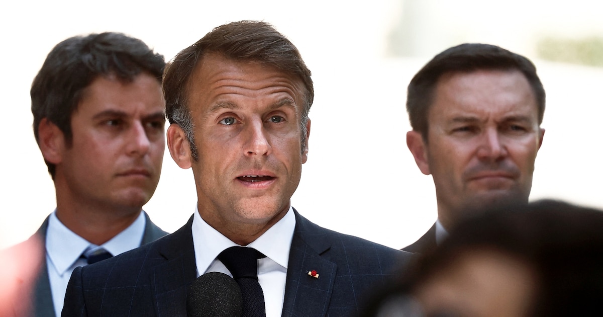 Le président de la République Emmanuel Macron, au centre, le 12 août 2024, à Paris