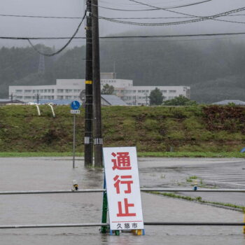 Japon : l’alerte au mégaséisme levée, le pays se barricade avant l’arrivée d’un typhon