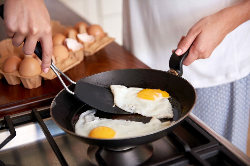 Faites ça avec la poêle et vous n'aurez plus jamais d'aliments collés au fond