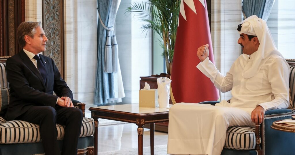 Le secrétaire d'Etat américain, Antony Blinken, rencontre l'émir du Qatar, Tamim ben Hamad Al-Thani, au palais de Lusail, le 12 juin 2024