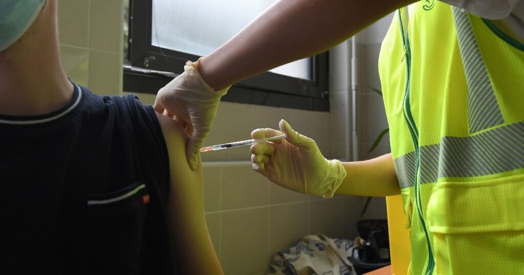 Un homme se fait vacciner contre la variole du singe au centre de santé municipal Edison, le 27 juillet 2022 à Paris