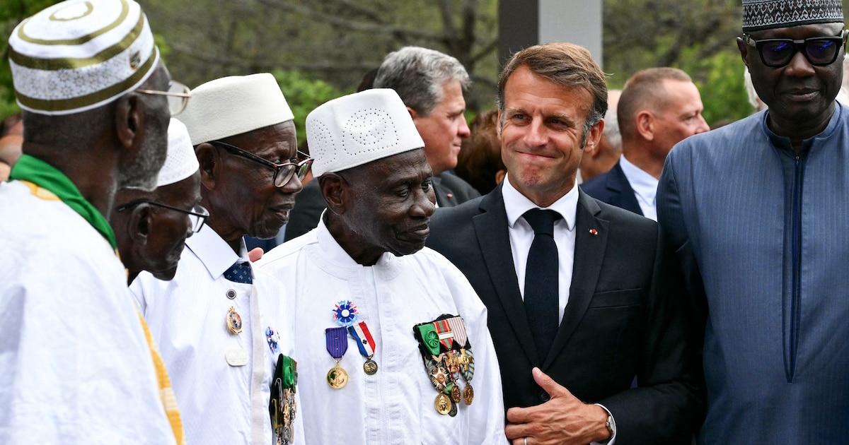 Le président français Emmanuel Macron pose avec des anciens combattants lors d'une cérémonie marquant le 80e anniversaire du débarquement allié en Provence pendant la Seconde Guerre mondiale, au cimetière national de Boulouris ("nécropole nationale") à Boulouris-sur-Mer, dans le sud-est de la France, le 15 août. , 2024. (Photo de Christophe SIMON / POOL / AFP)