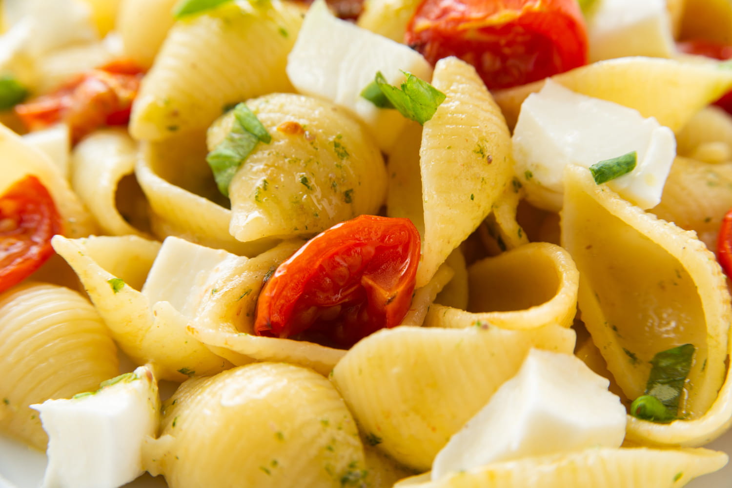 Cette recette facile de pâtes tièdes à la tomate mozza fait fureur l'été