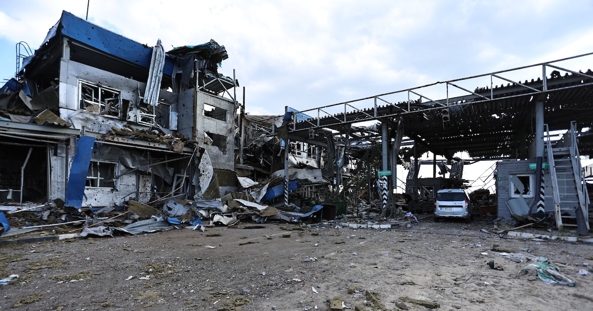 Un poste frontière détruit près de la ville russe de Sudzha, contrôlée par l'Ukraine, dans la région de Koursk, photographié au cours d'une visite de presse organisée par les autorités ukrainiennes, le 16 août 2024