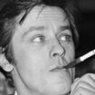 Photographie du 5 mars 1976 de l'acteur Alain Delon lors d'un match de boxe