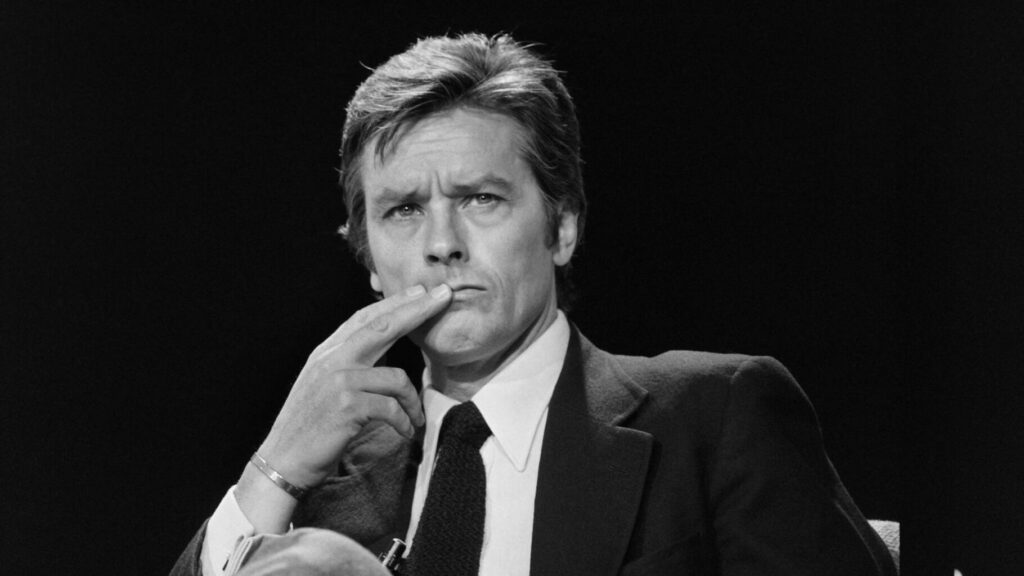 Mort d’Alain Delon : Macron salue « un monument français », pluie d’hommages dans la classe politique