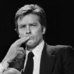 Mort d’Alain Delon : Macron salue « un monument français », pluie d’hommages dans la classe politique