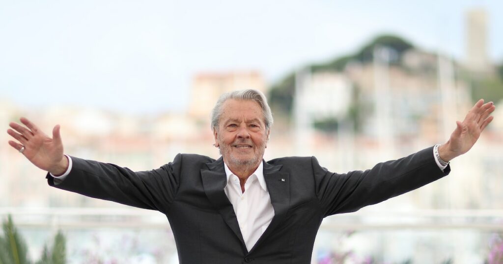 L'acteur français Alain Delon pose le 19 mai 2019 à Cannes avant de se voir remettre une Palme d'or d'honneur