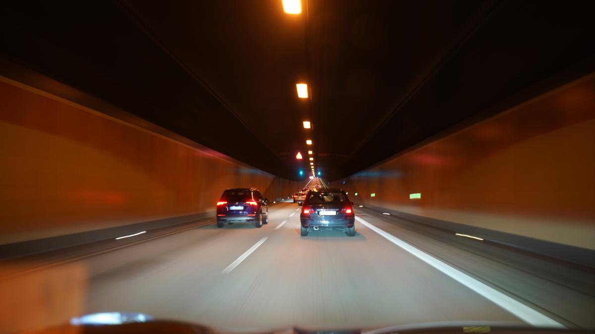 Mann rast mit fast 200 Kilometern pro Stunde durch Elbtunnel