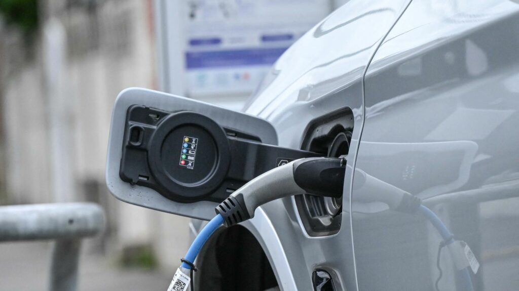 Voiture électrique : paye-t-on trop cher sa recharge électrique sur l'autoroute ?