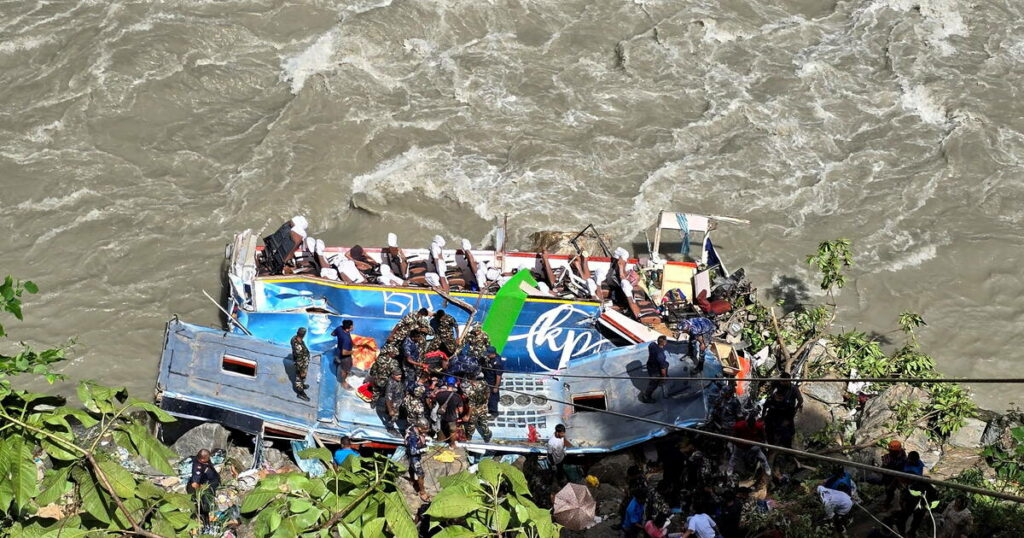 Au Népal, 27 personnes meurent dans un accident de car