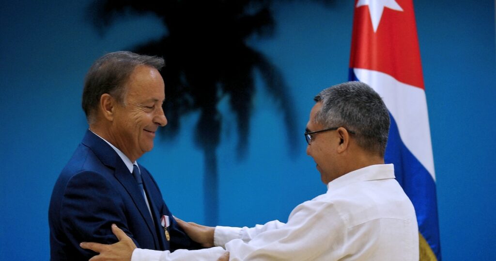 Jean-Pierre Bel (à gauche) est décoré de la médaille de l'amitié des mains du vice-ministre cubain des Affaires étrangères Marcelino Medina (à droite) au ministère des Affaires étrangères de La Havane, le 25 octobre 2016. (Photo de Yamil LAGE / AFP)