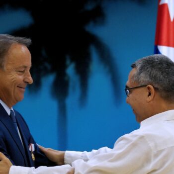 Jean-Pierre Bel (à gauche) est décoré de la médaille de l'amitié des mains du vice-ministre cubain des Affaires étrangères Marcelino Medina (à droite) au ministère des Affaires étrangères de La Havane, le 25 octobre 2016. (Photo de Yamil LAGE / AFP)