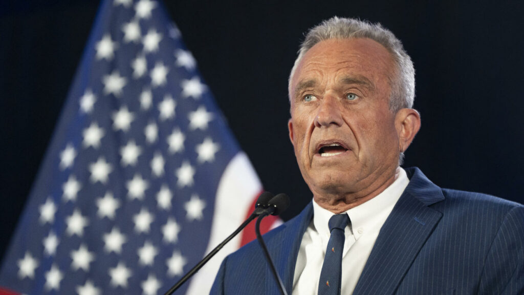 Présidentielle américaine : Robert F. Kennedy Jr. « suspend » sa campagne et rallie Donald Trump