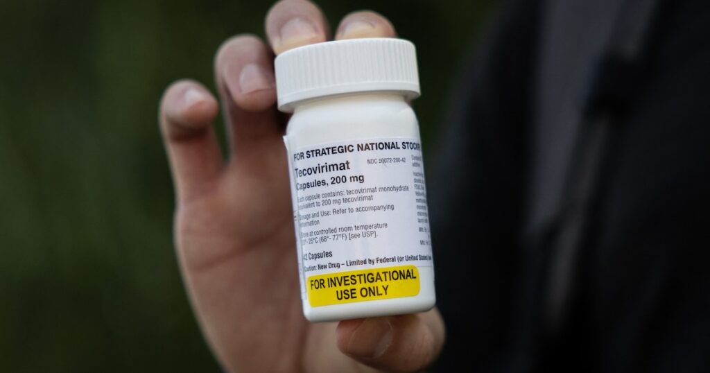 Kyle Planck, 26, who has recovered from monkeypox, shows a bottle of Tecovirimat, which is used for monkeypox treatment, during an interview in New York on July 19, 2022. �I don't want anyone to have to go through what I went through� just cured of monkeypox, which gave him "the worst pain of his life" despite rapid treatment, Planck, 26, regrets the lack of response from health authorities when the epidemic appeared in the US. (Photo by Yuki IWAMURA / AFP)