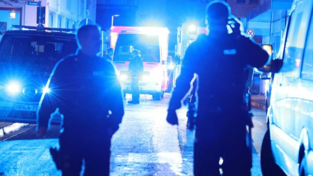 Im gesamten Solinger Stadtgebiet ist viel Polizei unterwegs. Foto: Gianni Gattus/dpa