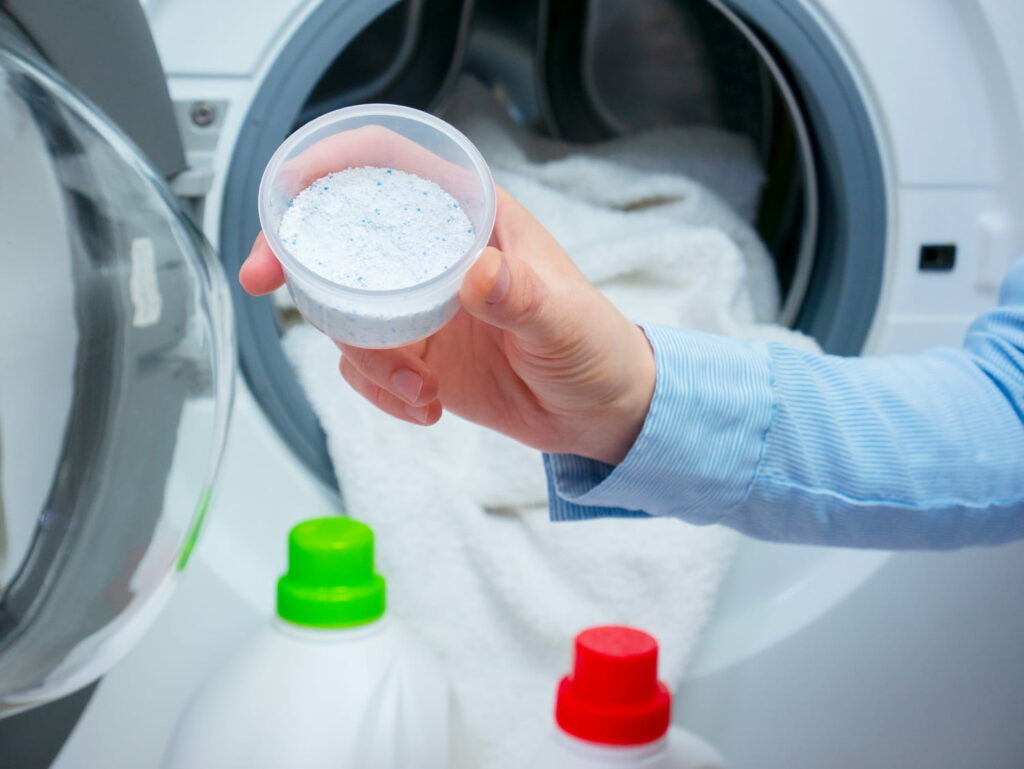 Une cuillère de ce produit dans la machine suffit pour obtenir un linge propre et éclatant