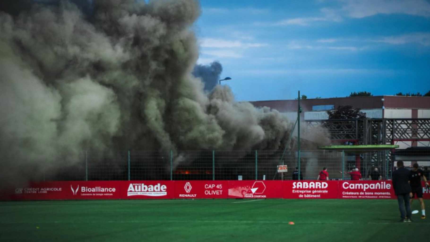 Orléans-Valenciennes : après un incendie spectaculaire, ce match de foot n’a jamais pu reprendre