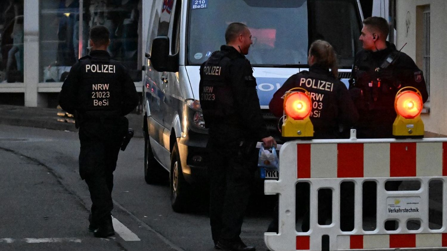 Allemagne : trois morts et des blessés graves dans une attaque au couteau à Solingen, le suspect toujours en fuite