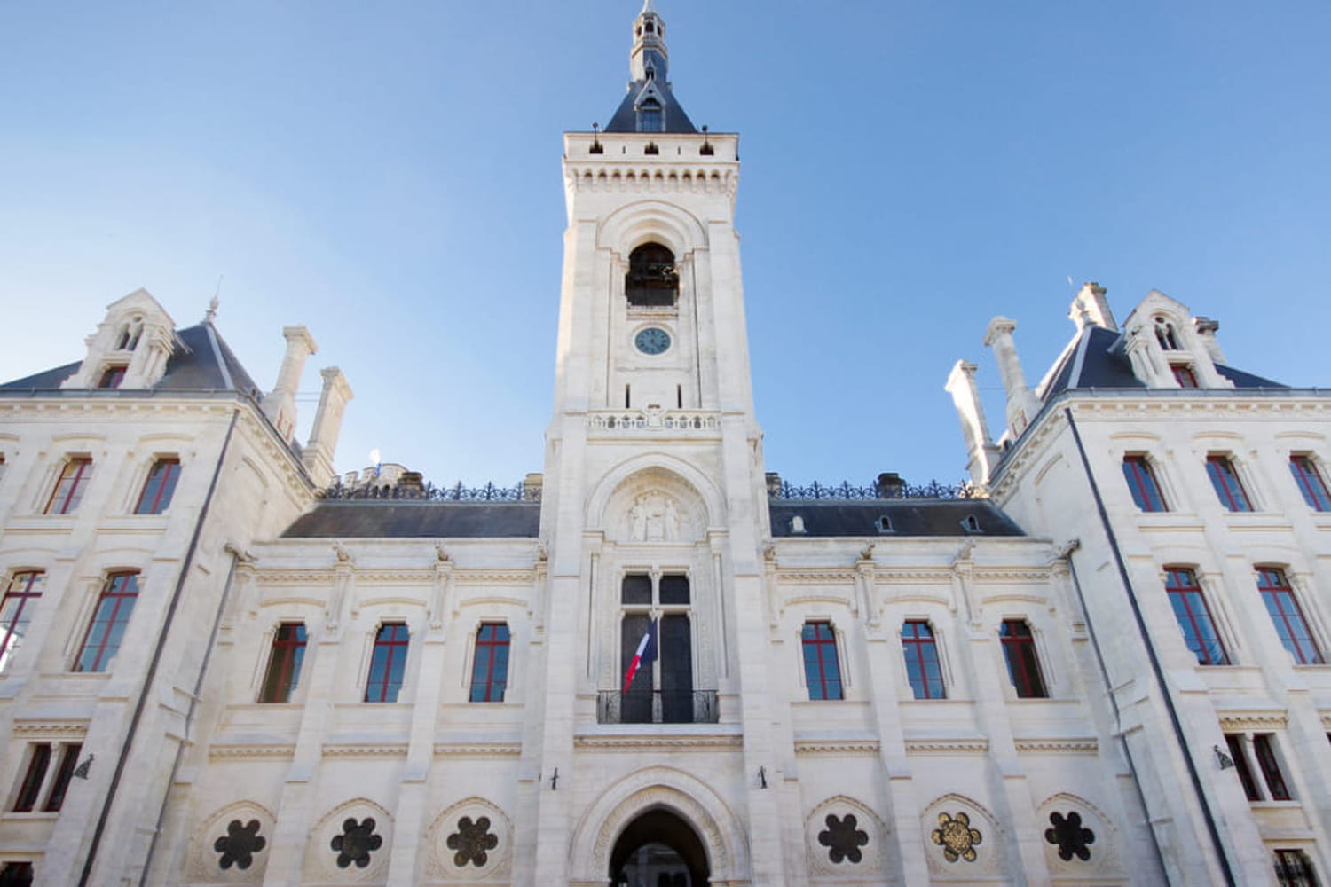 Angoulême : un homme met le feu à la mairie, ce que l'on sait