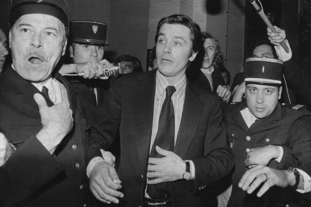 Dérapages, mégalomanie, séries… 5 apparitions mémorables d’Alain Delon à la télévision