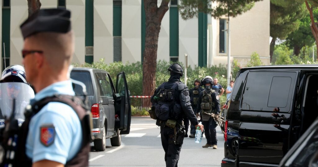 Les forces de l'ordre se tiennent près d'une synagogue après l'incendie et l'explosion de voitures à La Grande-Motte, dans le sud de la France, le 24 août 2024.