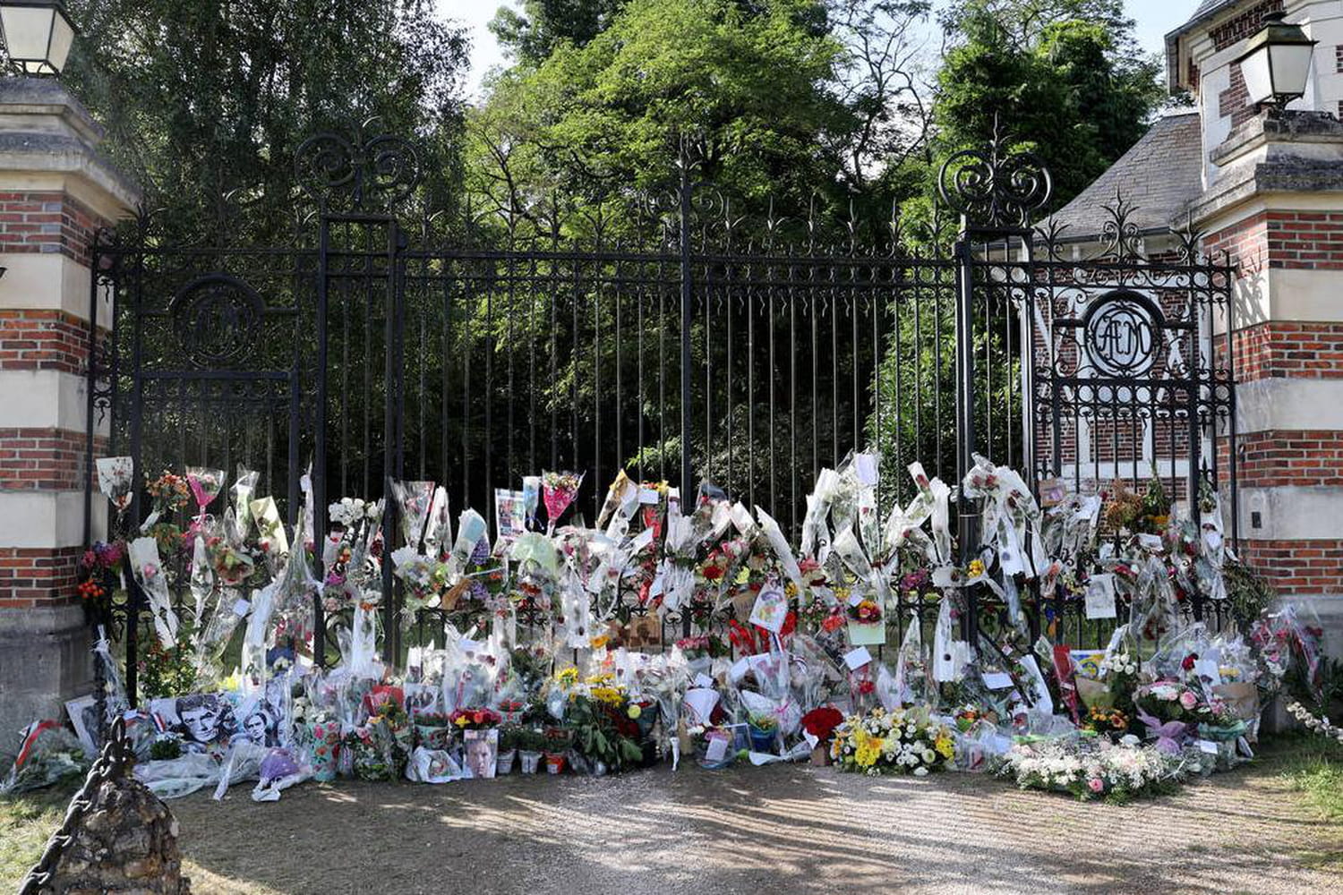 Obsèques d'Alain Delon : les proches de l'acteur lui rendent un ultime hommage ce samedi