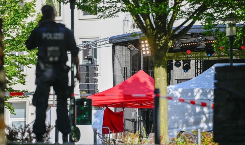 Anschlag in Solingen: Polizei informiert über die Fahndung nach dem Täter