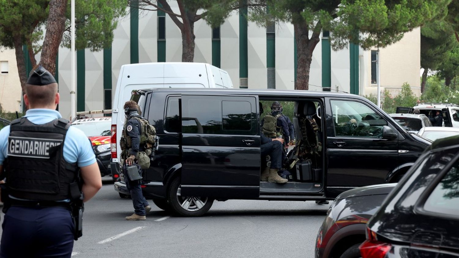 Ce que l'on sait des incendies criminels à la synagogue de La Grande-Motte, qualifiés d'"acte terroriste" par Emmanuel Macron