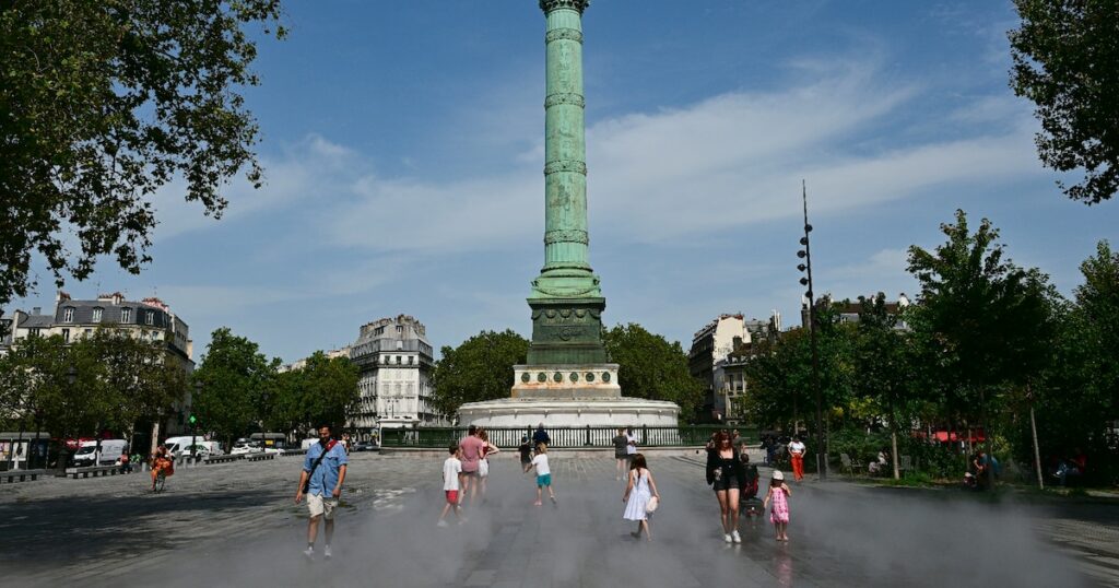 Brumisateurs d'eau place de la Bastille, à Paris, lors d'un épisode de forte chaleur, le 23 août 2023