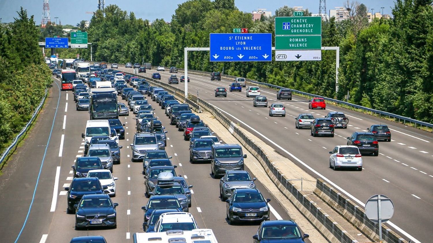 Retours de vacances : plus de 700 km de bouchons ont été recensés sur les routes à la mi-journée, selon Bison Futé